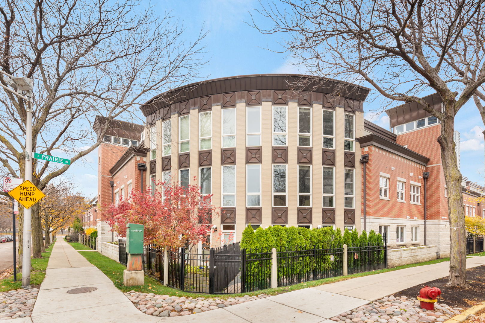 1522 South Prairie Avenue, Unit H Chicago, IL 60605 - Photo 1 of 25 a view of a building