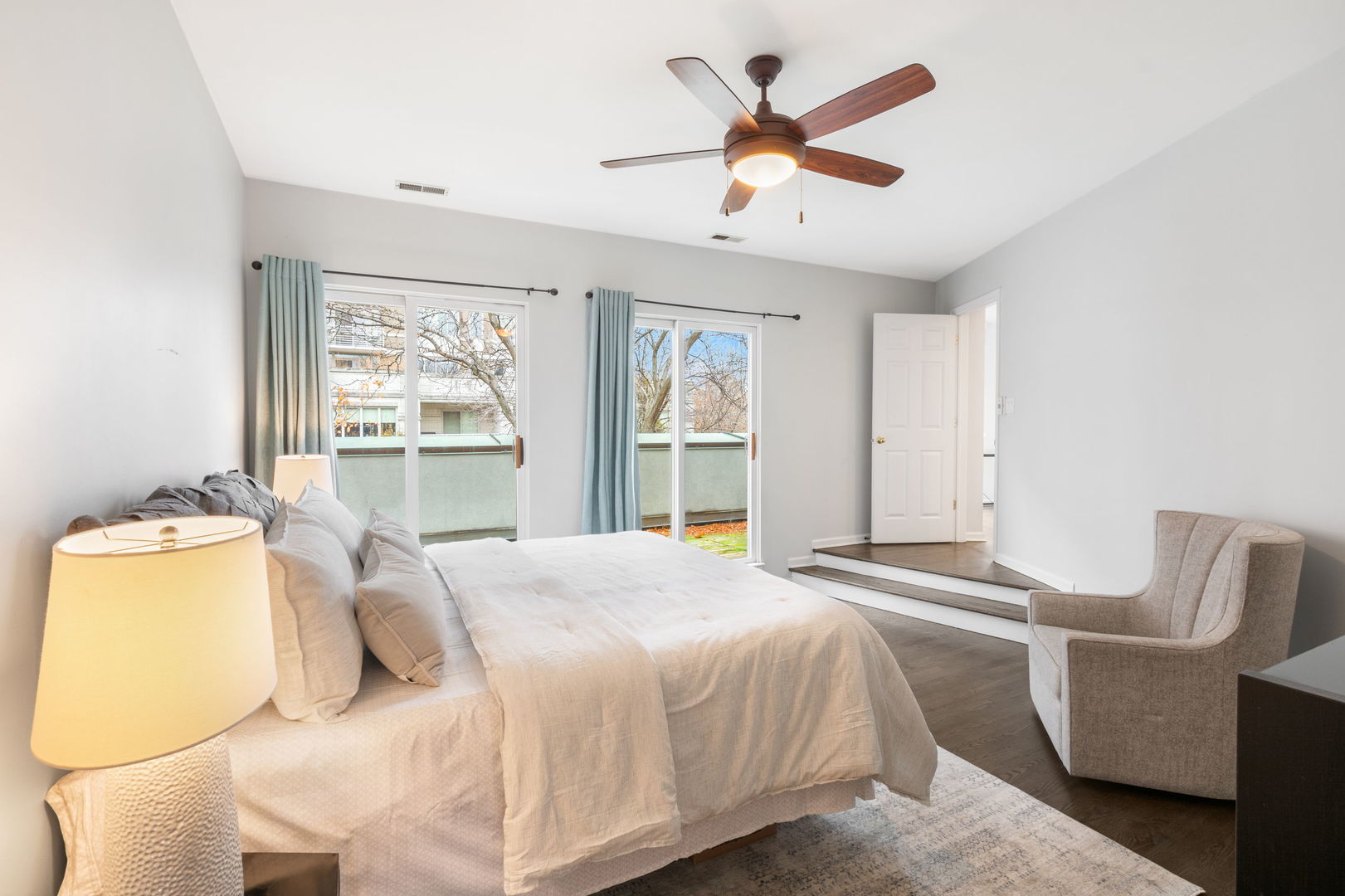 1522 South Prairie Avenue, Unit H Chicago, IL 60605 - Photo 12 of 25 a bedroom with a bed chairs and window