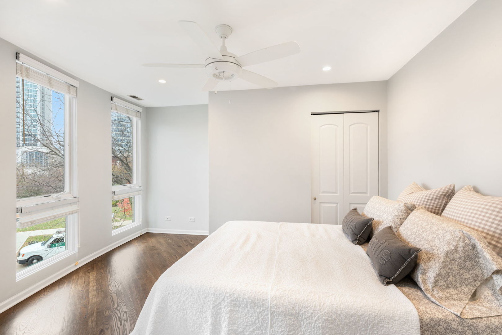 1522 South Prairie Avenue, Unit H Chicago, IL 60605 - Photo 16 of 25 a bedroom with a large bed and a large window