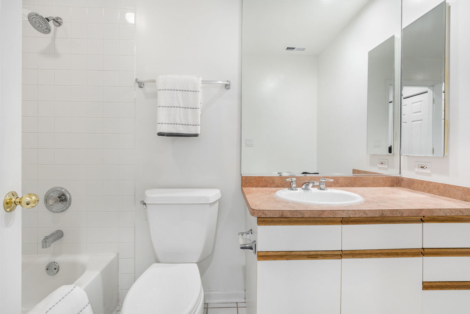 1522 South Prairie Avenue, Unit H Chicago, IL 60605 - Photo 17 of 25 a bathroom with a sink toilet and shower
