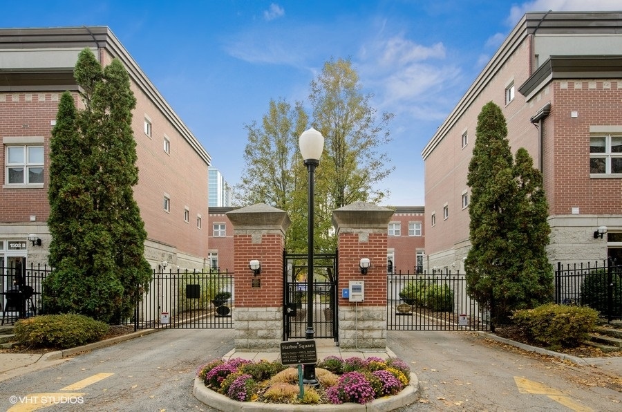 1522 South Prairie Avenue, Unit H Chicago, IL 60605 - Photo 19 of 25 a front view of a house with a garden
