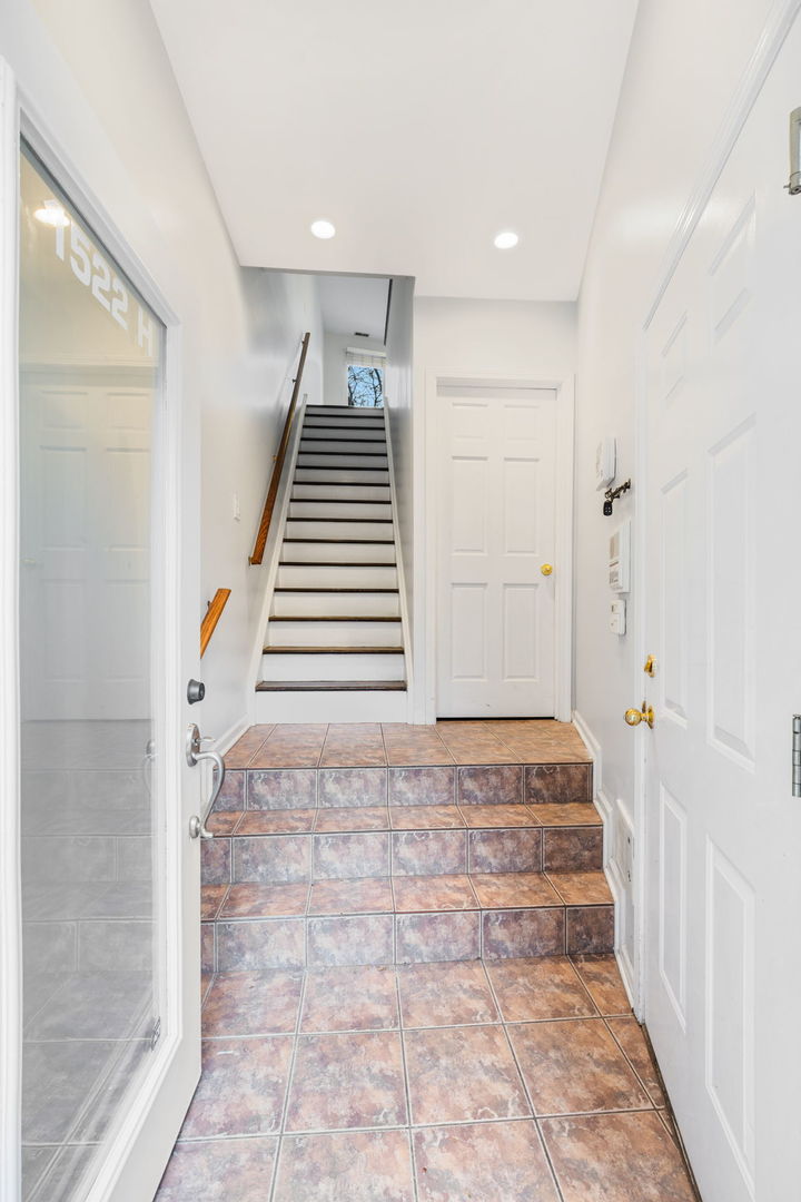 1522 South Prairie Avenue, Unit H Chicago, IL 60605 - Photo 3 of 25 a view of a hallway with stairs
