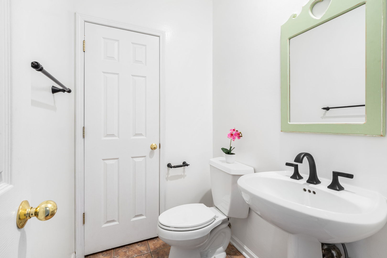 1522 South Prairie Avenue, Unit H Chicago, IL 60605 - Photo 9 of 25 a bathroom with a sink and a toilet