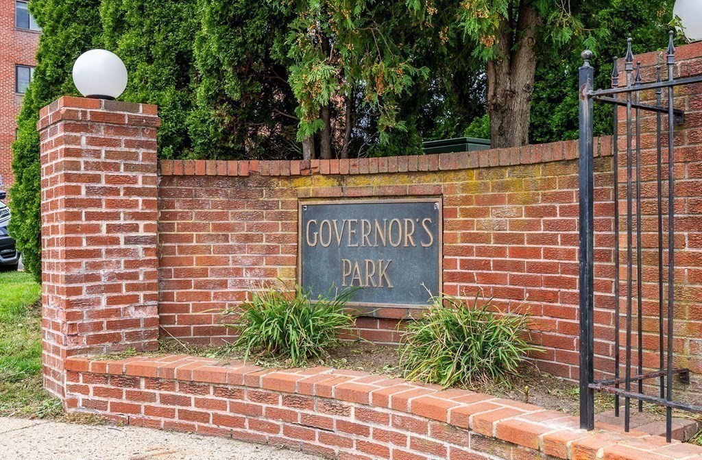 800 Governors Drive, Unit 7 Winthrop, MA 02152 - Photo 4 of 27 a brick building with a yard and plants