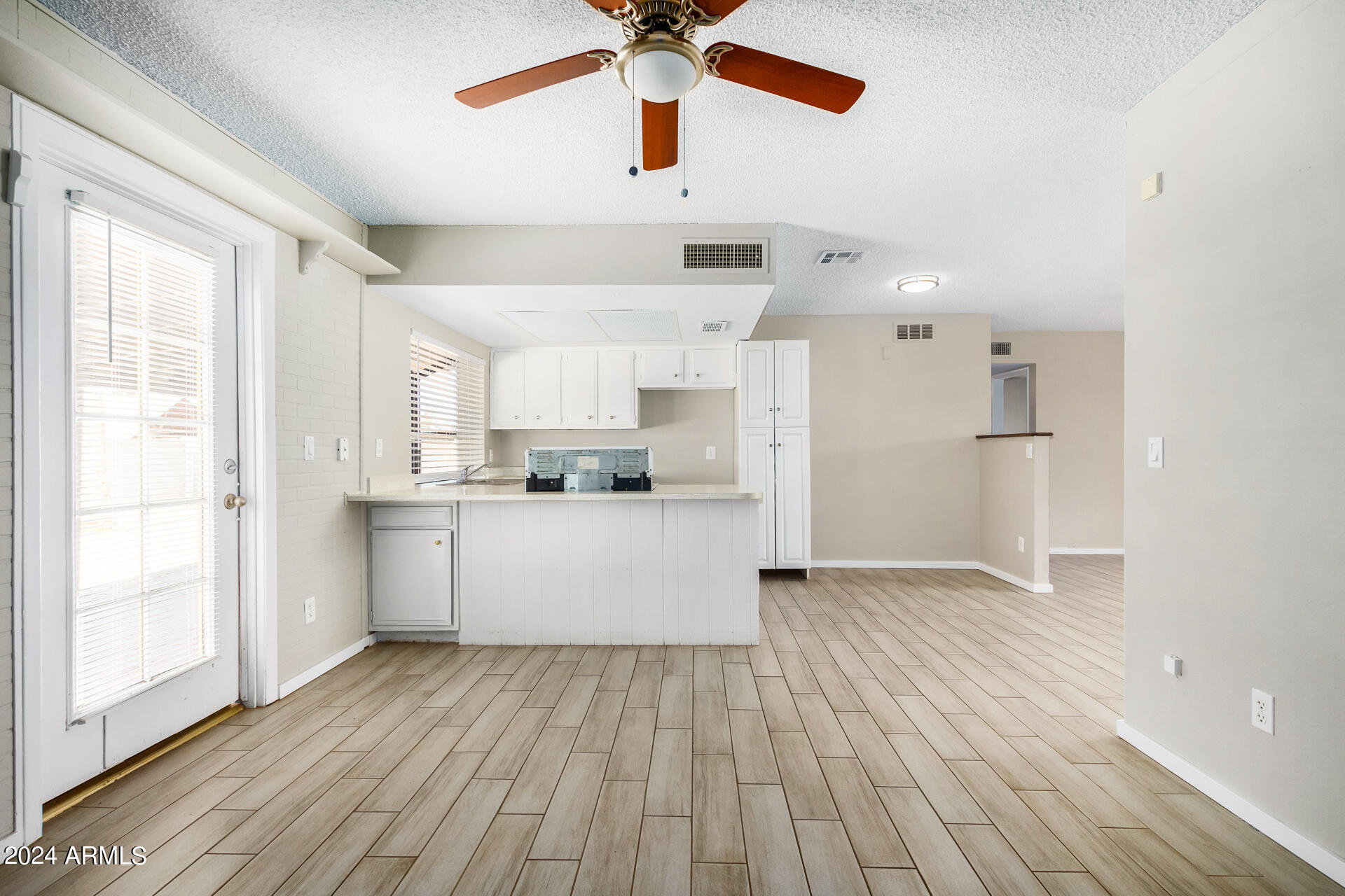 4438 East Wayland Road Phoenix, AZ 85040 - Photo 8 of 26 09 - Wayland