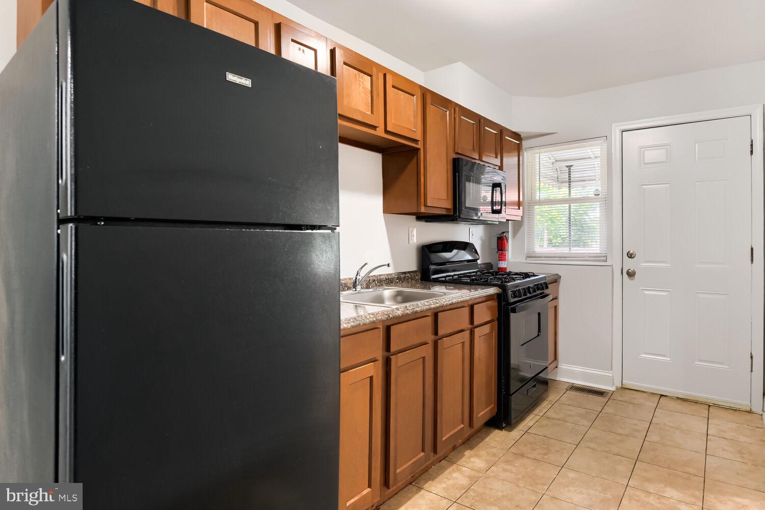 905 Kevin Road Baltimore, MD 21229 - Photo 8 of 19 opposite view of kitchen