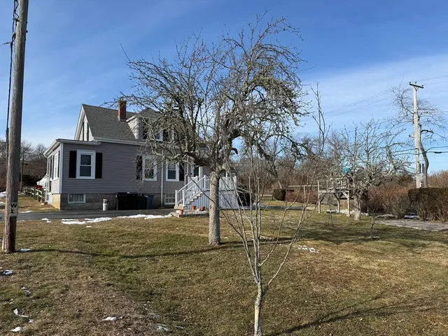 a view of a yard with a house