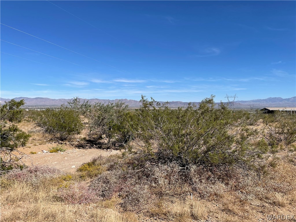 2098 Dugas Road Golden Valley, AZ 86413 - Photo 2 of 12