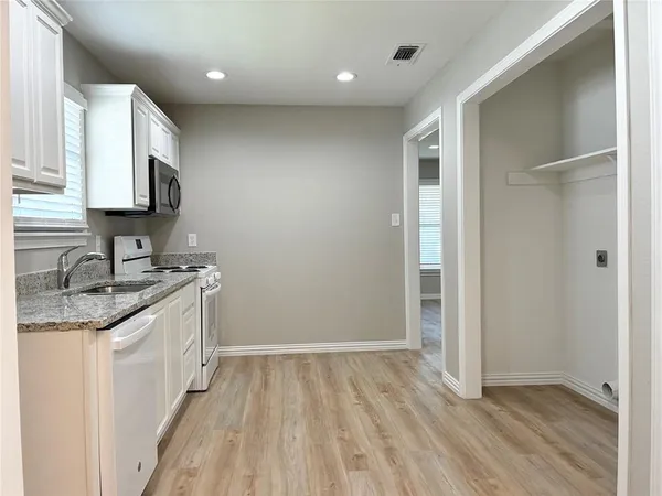 $1,950 | 510 Magnolia Street, Arlington, TX 76012