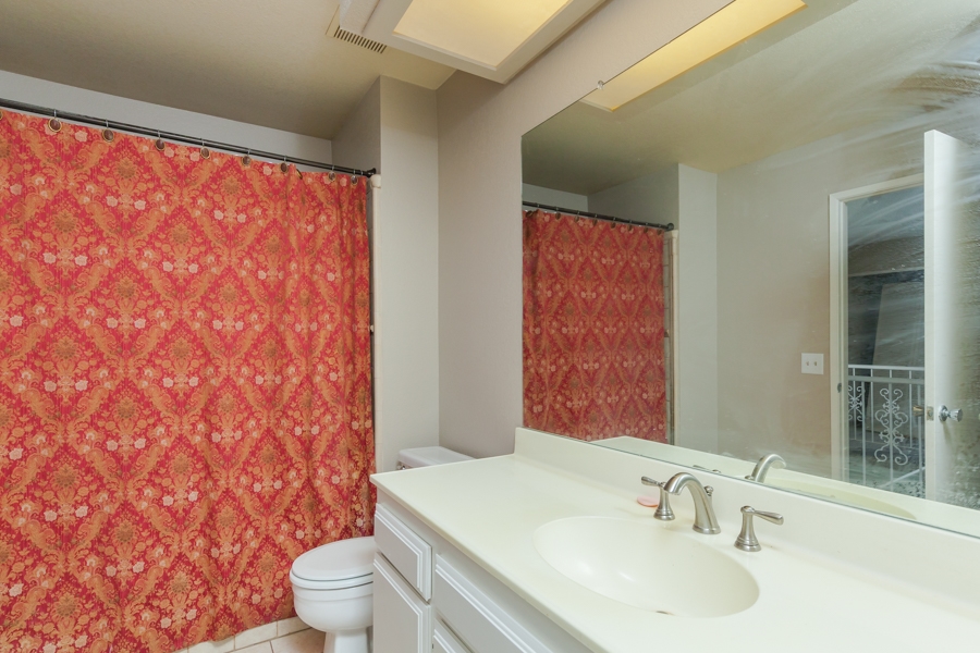 320 Grapevine Road, Unit 114 Vista, CA 92083 - Photo 7 of 21 Upstairs full bathroom