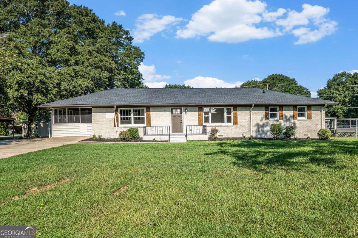 a view of a house with backyard and garden