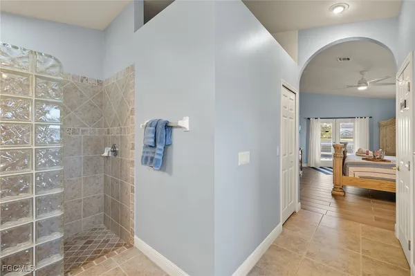 a view of livingroom with dining area
