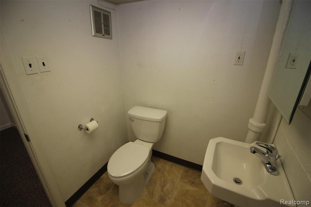 24080 Colgate Street Dearborn Heights, MI 48125 - Photo 29 of 32