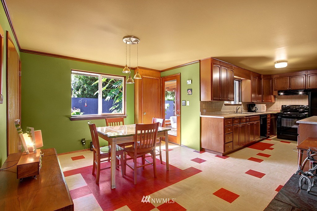 2113 Dayton Avenue Northeast Renton, WA 98056 - Photo 5 of 21