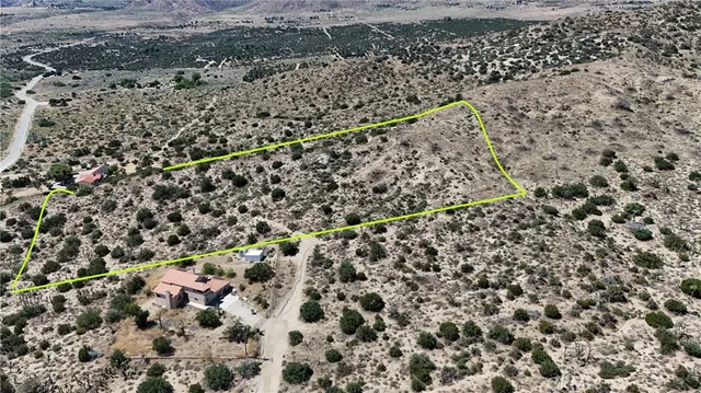 a view of a dry back yard