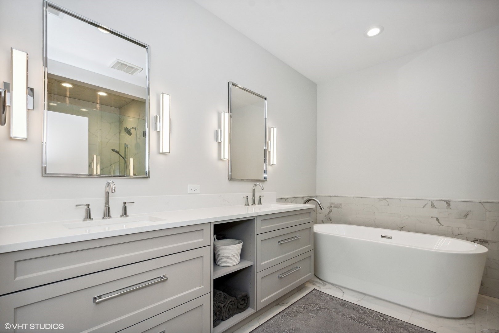 1507 South Prairie Avenue Chicago, IL 60605 - Photo 13 of 25 a bathroom with a bathtub a sink and a mirror