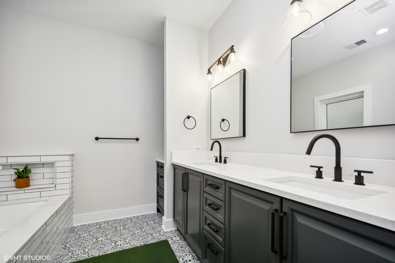 1507 South Prairie Avenue Chicago, IL 60605 - Photo 19 of 25 a bathroom with a sink and a mirror