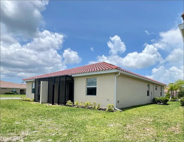 a view of a house with backyard