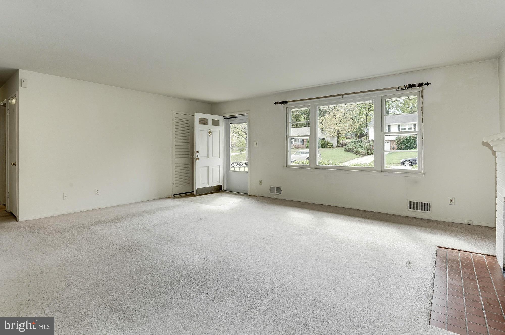 8114 Carrick Lane Springfield, VA 22151 - Photo 5 of 23 Living Room