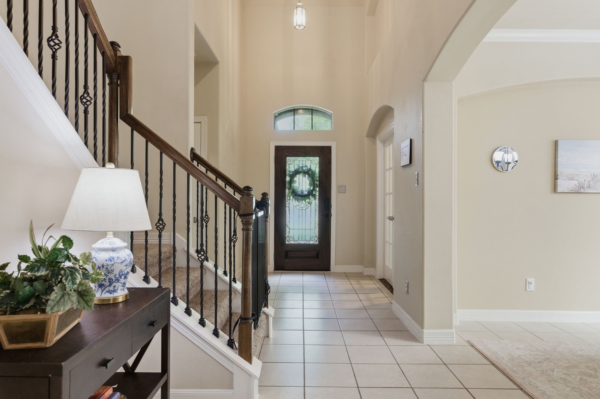 1737 Round Oak Lane Conroe, TX 77304 - Photo 13 of 39 a view of a hallway to a livingroom with furniture