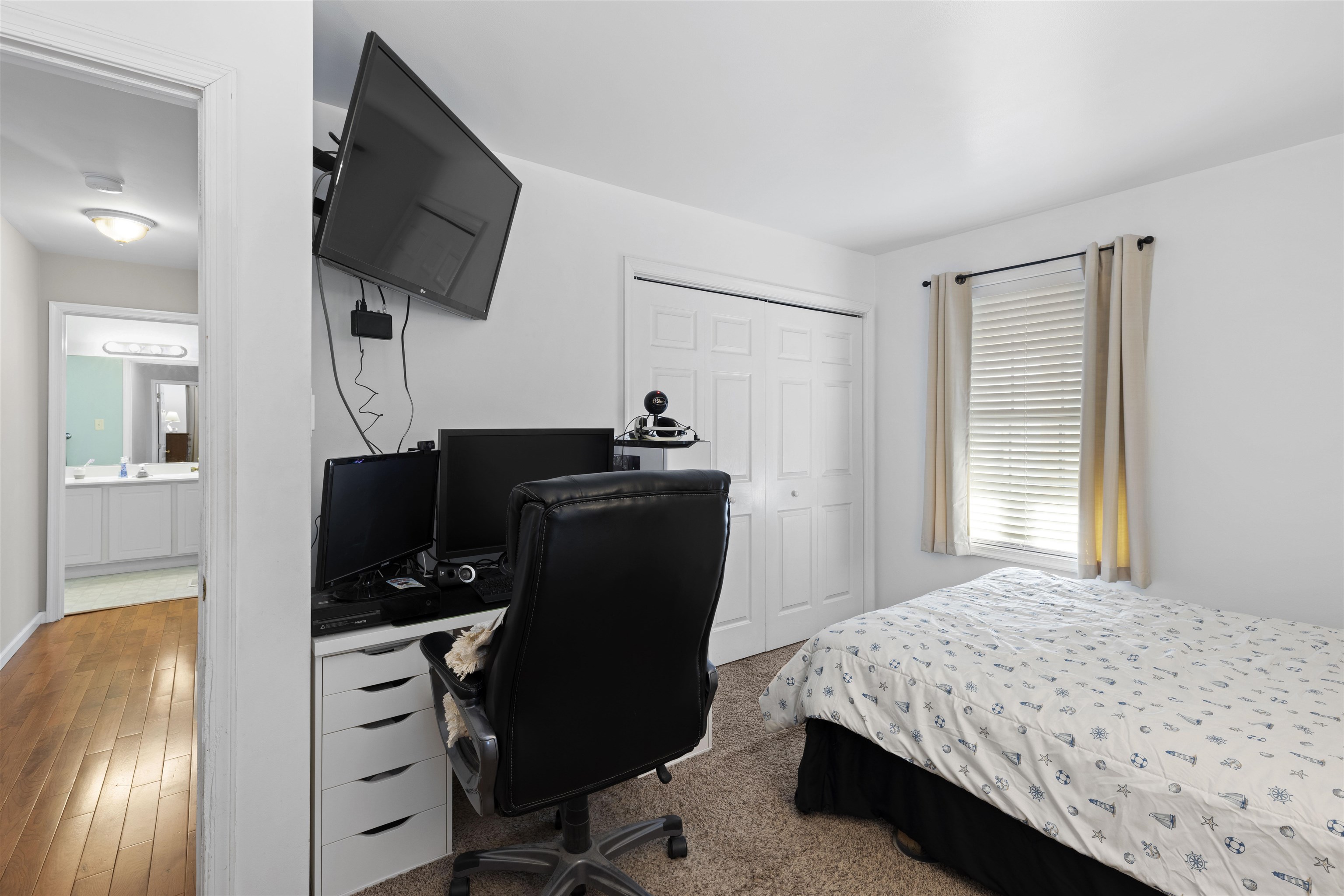 512 West Andrews Avenue, Unit B Wildwood, NJ 08260 - Photo 20 of 25 a bedroom with a bed and a television
