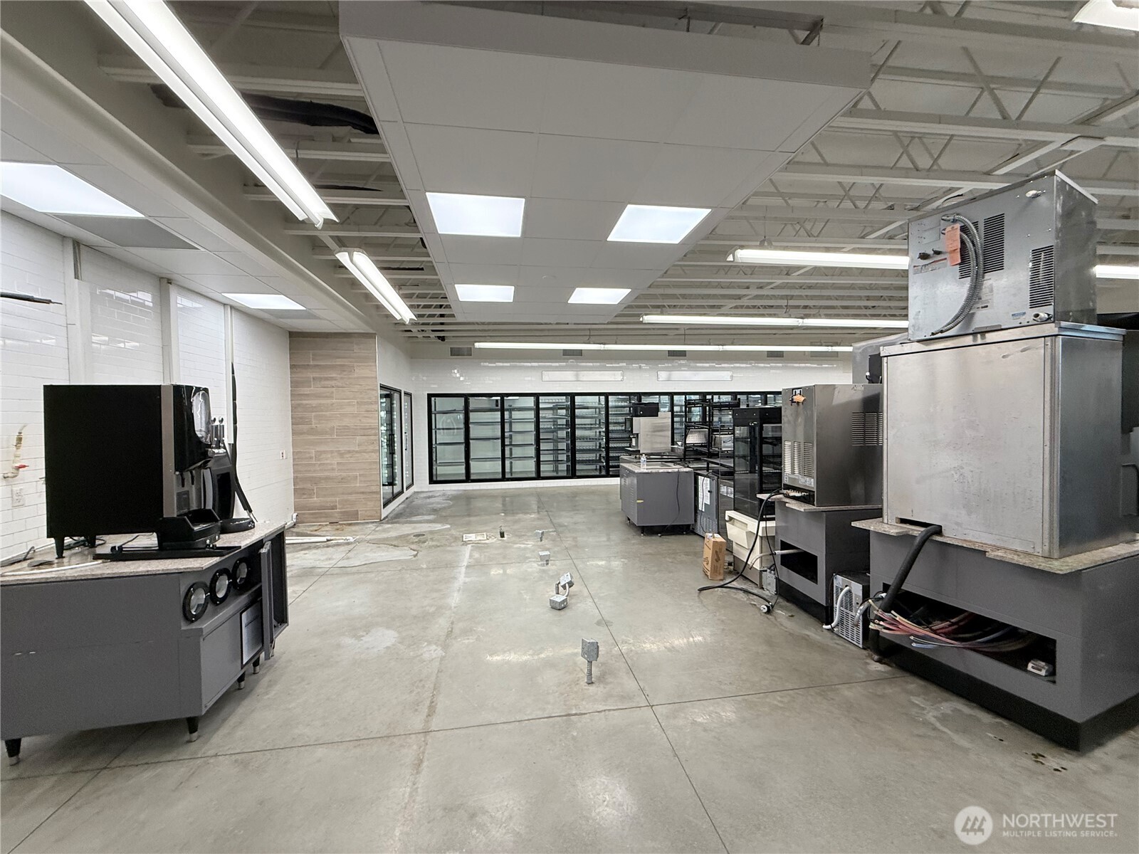 2021 Freeway Drive Mount Vernon, WA 98273 - Photo 15 of 19 a room with furniture and flat screen tv