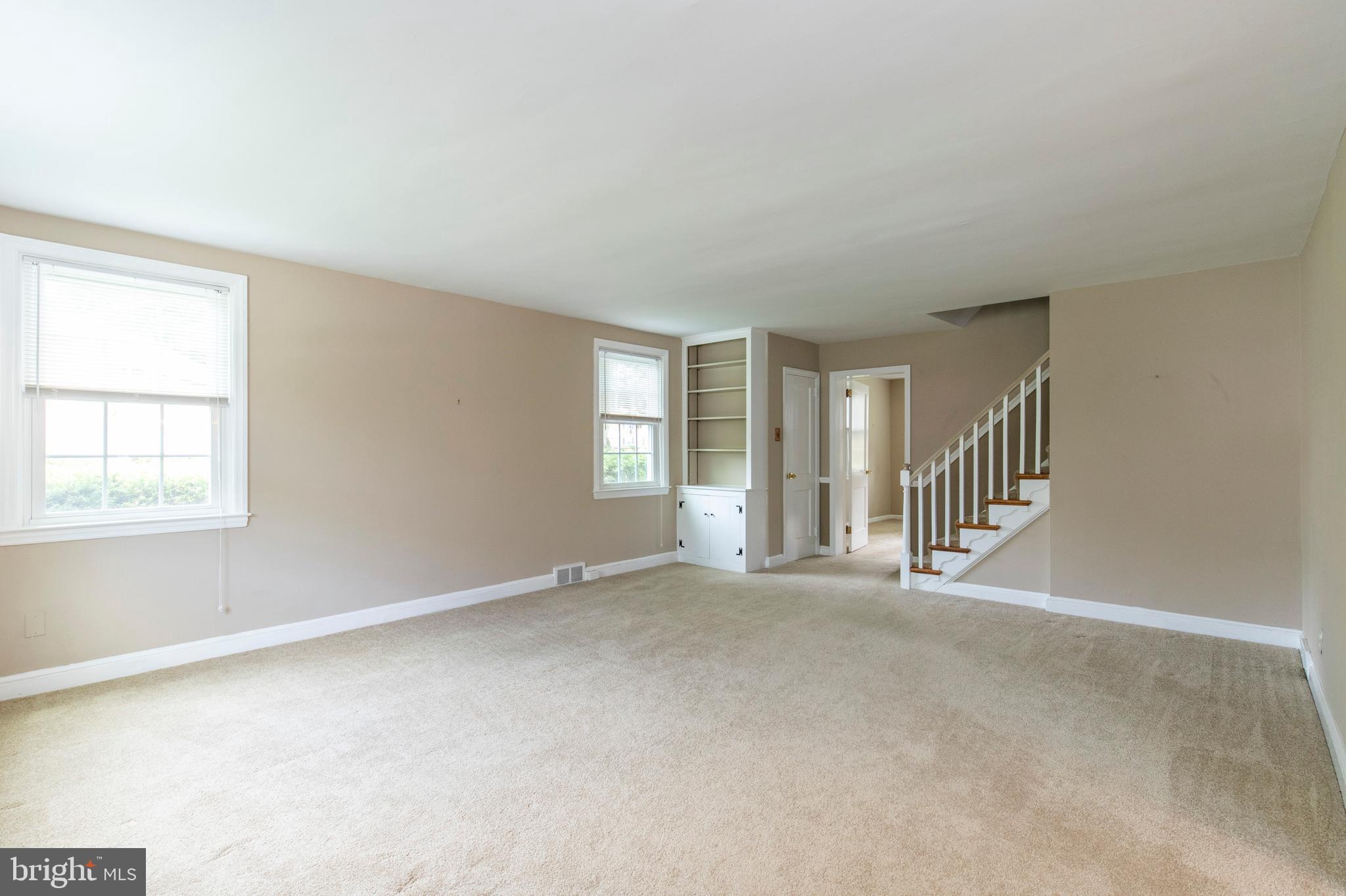 611 Newlin Road Springfield, PA 19064 - Photo 12 of 27 Bright & cheery Living Room