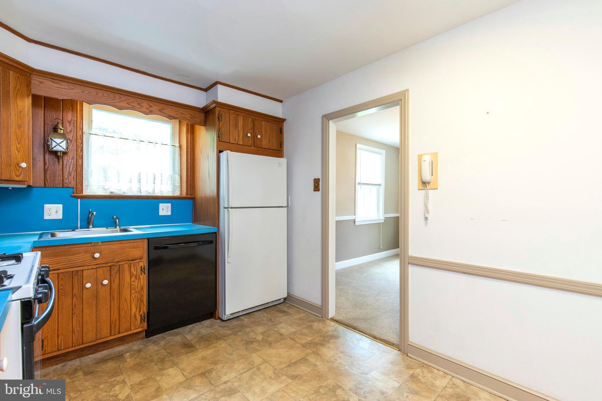 611 Newlin Road Springfield, PA 19064 - Photo 16 of 27 Amish crafted kitchen cabinetry