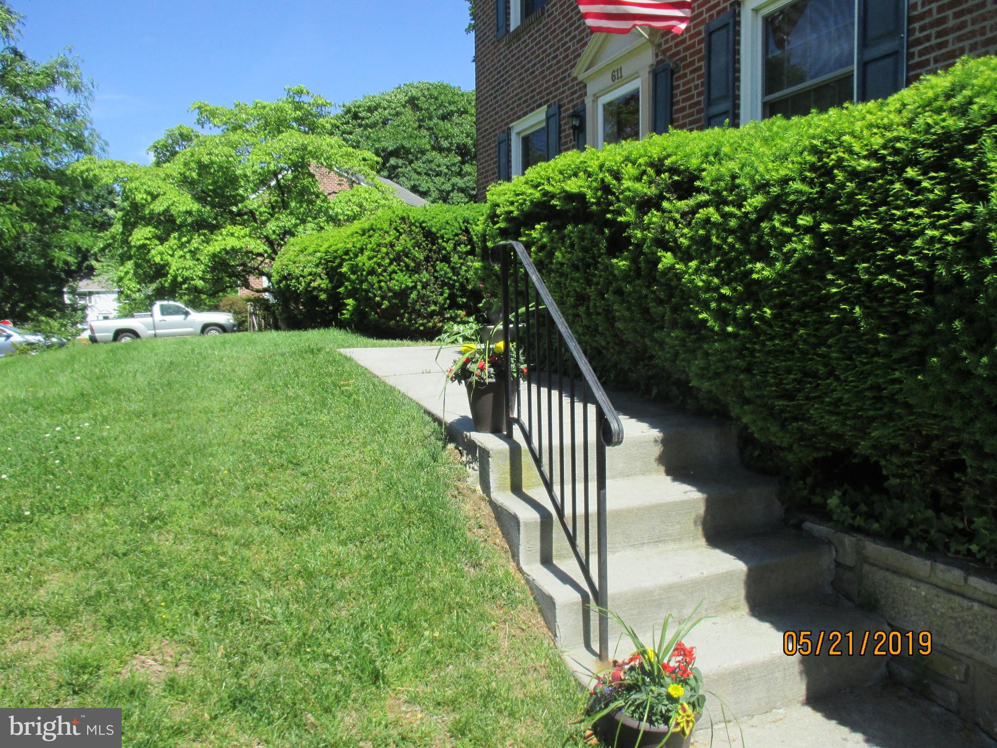 611 Newlin Road Springfield, PA 19064 - Photo 7 of 27 front entry steps