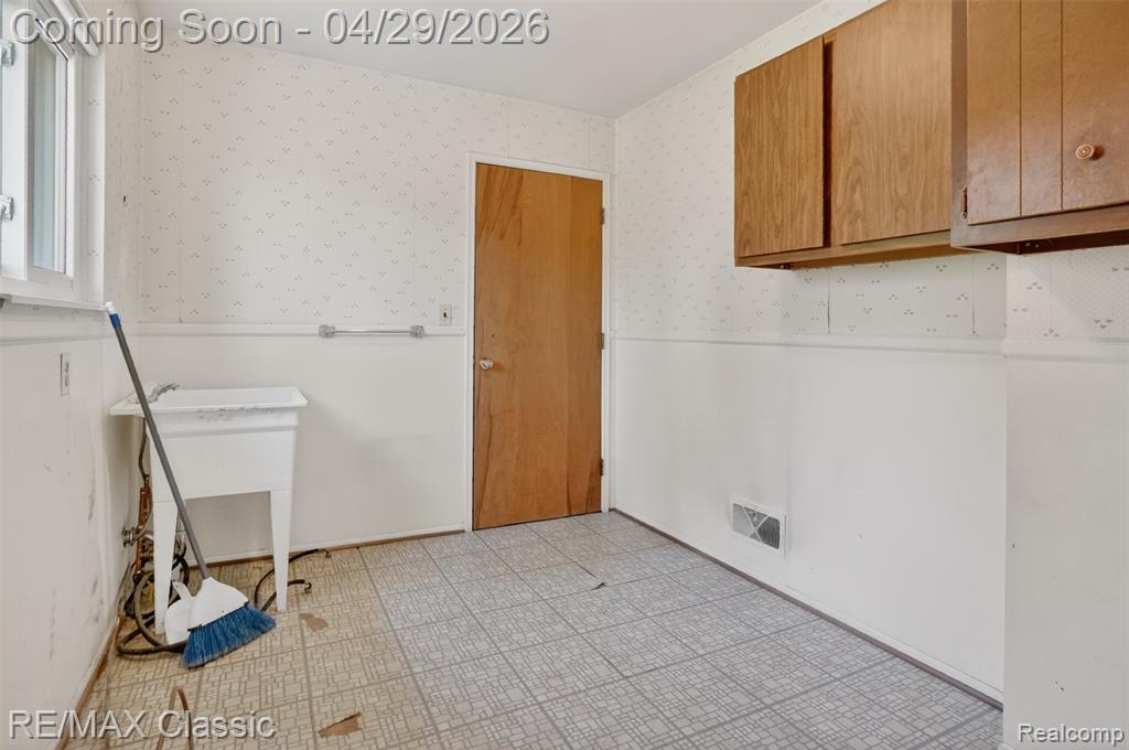 36365 Six Mile Road Livonia, MI 48152 - Photo 20 of 32