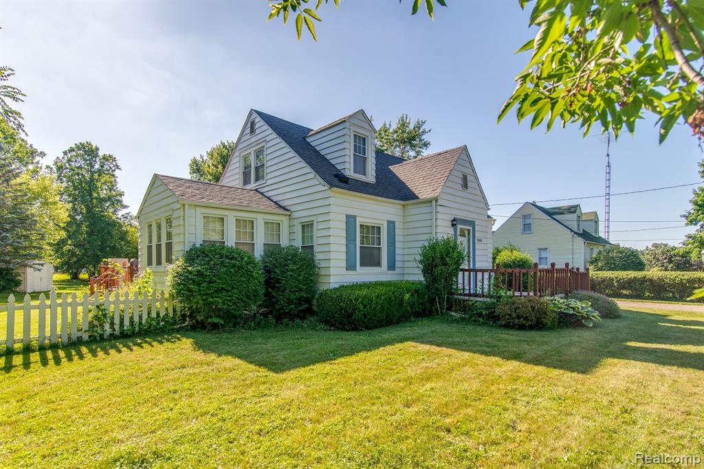 3609 Center Road Flint, MI 48506 - Photo 3 of 32