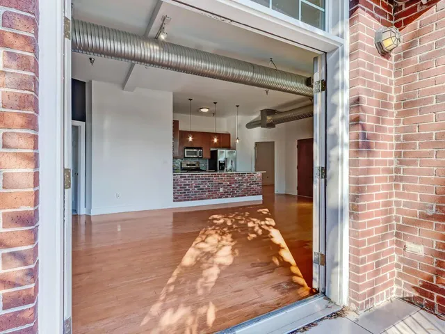 a view of en suite bathroom with toilet and a tub