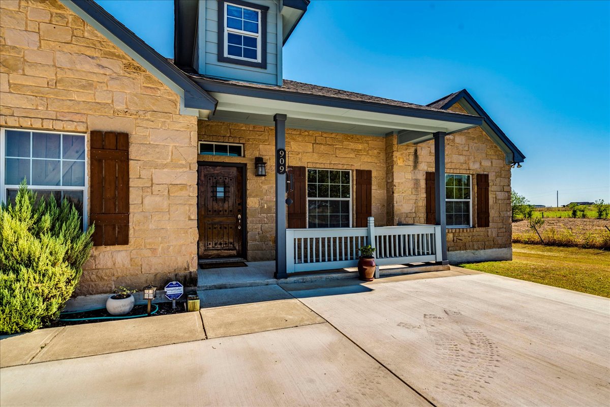 909 County Road 342 Granger, TX 76530 - Photo 11 of 37