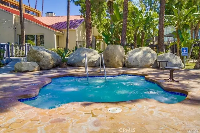 a view of a house with backyard