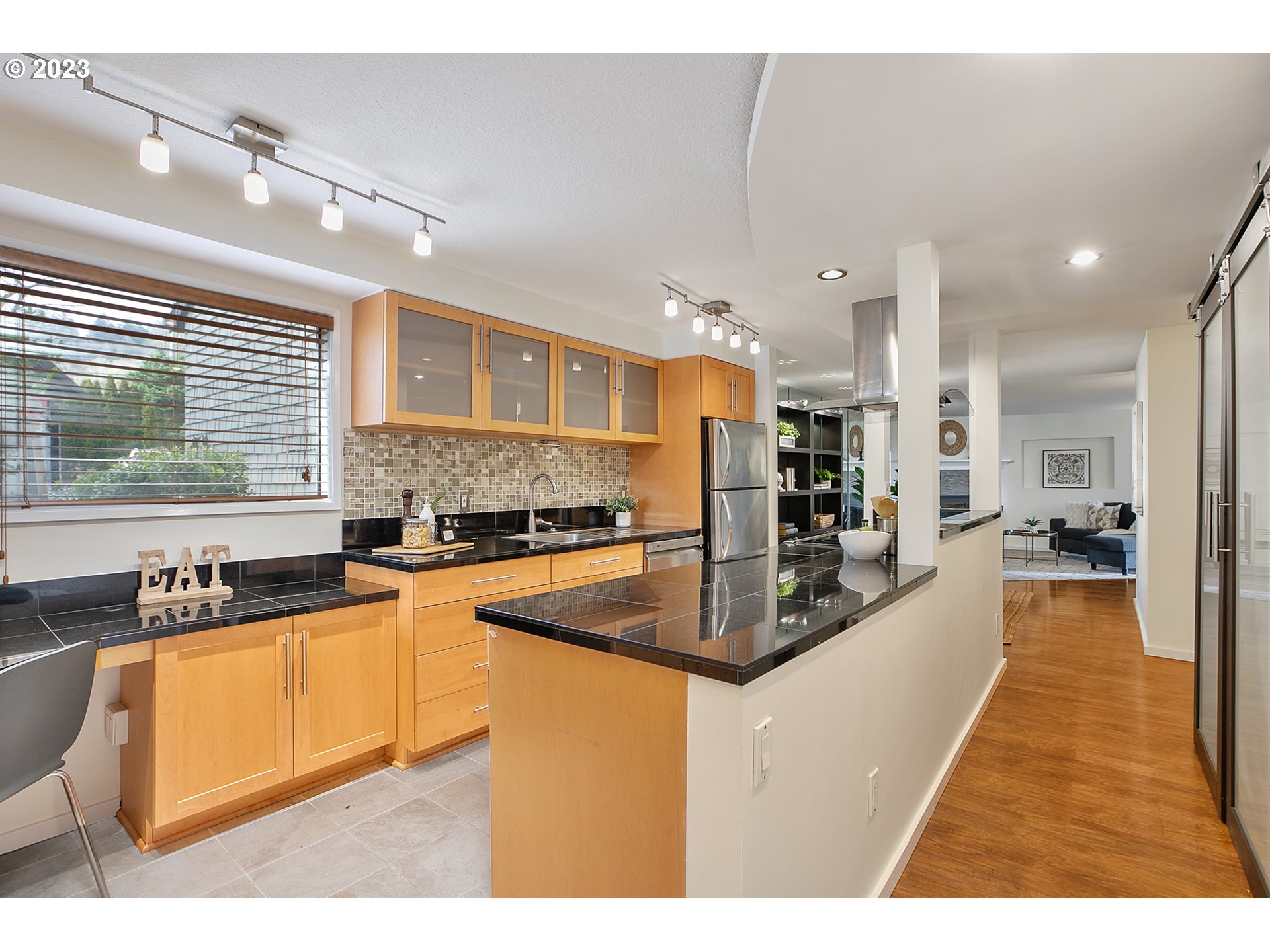 5630 South Riverside Lane, Unit 4 Portland, OR 97239 - Photo 4 of 32 Gallery Image 4