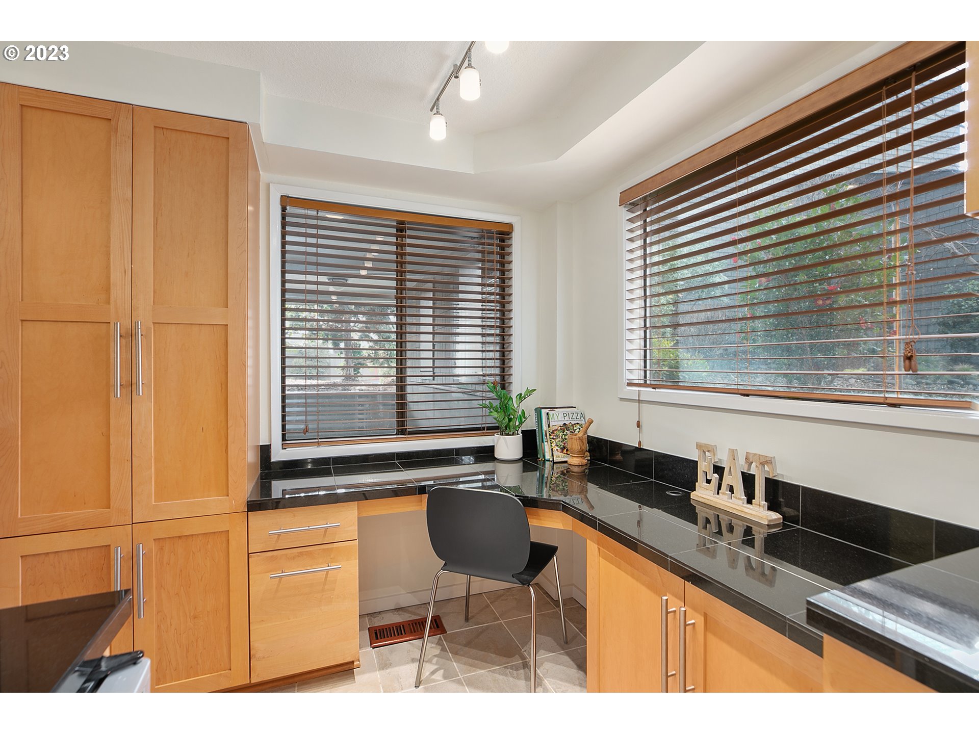 5630 South Riverside Lane, Unit 4 Portland, OR 97239 - Photo 6 of 32 Gallery Image 6