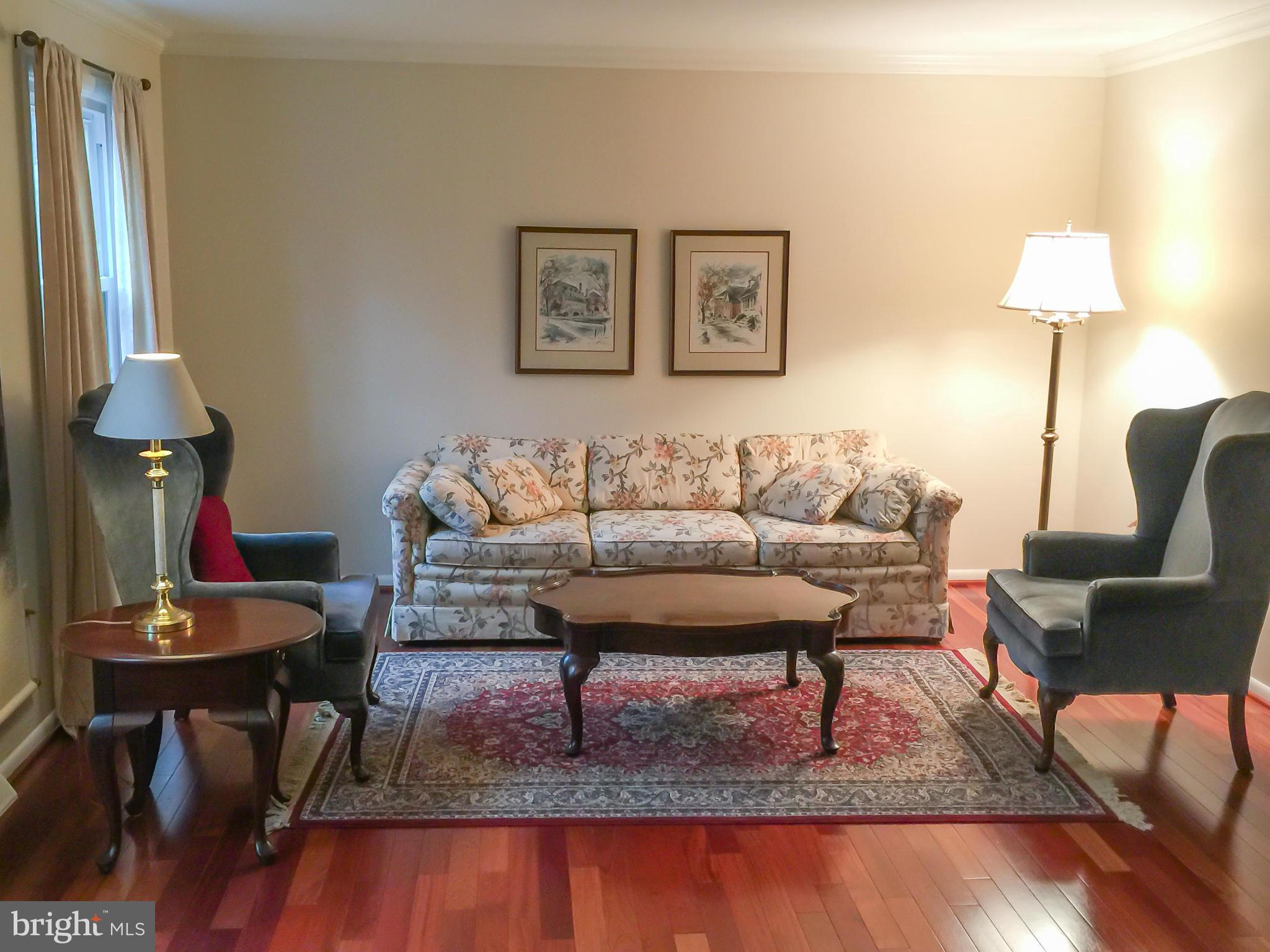 11423 Running Cedar Road Reston, VA 20191 - Photo 3 of 28 a living room with furniture and a lamp