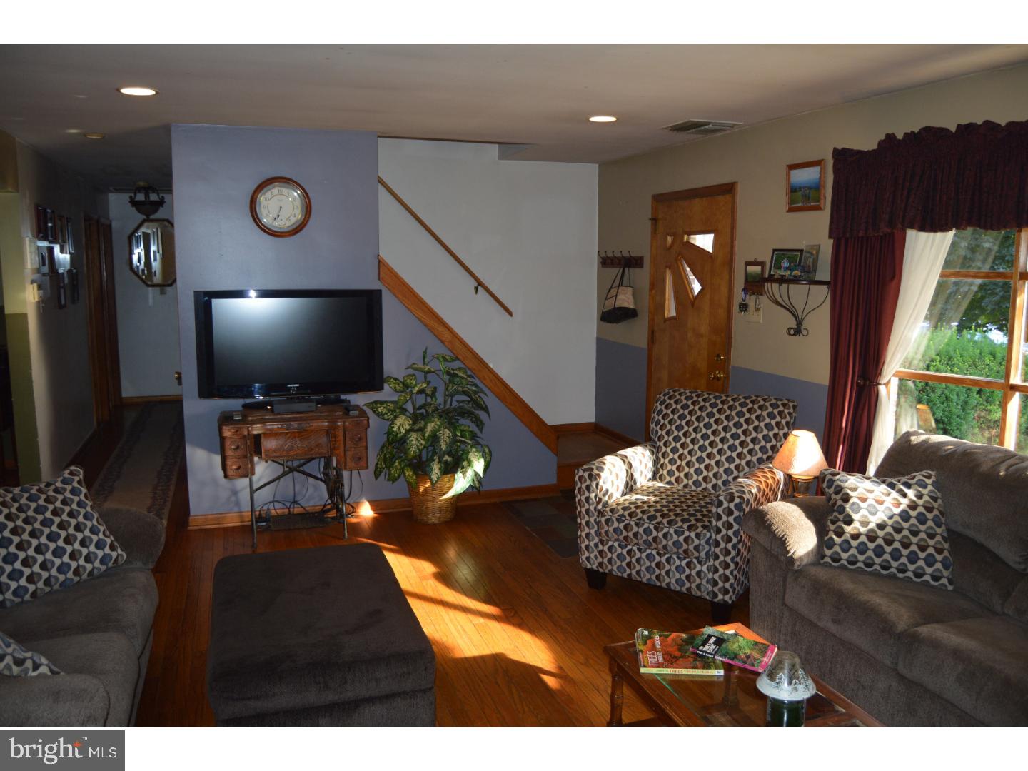 3323 Eisenbrown Road Reading, PA 19605 - Photo 11 of 25 Living Room