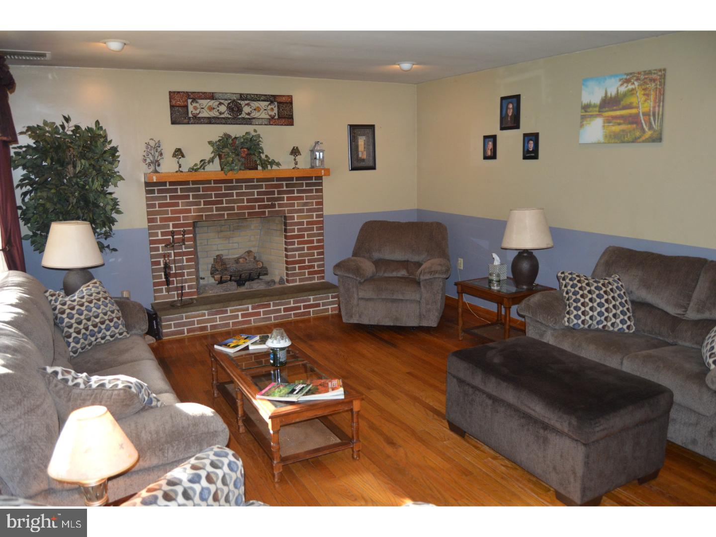 3323 Eisenbrown Road Reading, PA 19605 - Photo 4 of 25 Living Room