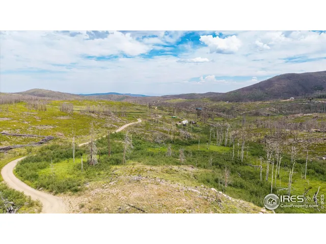 a view of an aerial view of residential houses with outdoor space and lake view