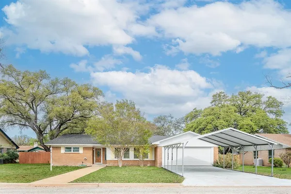 $229,900 | 2102 South High Street, Brady, TX 76825