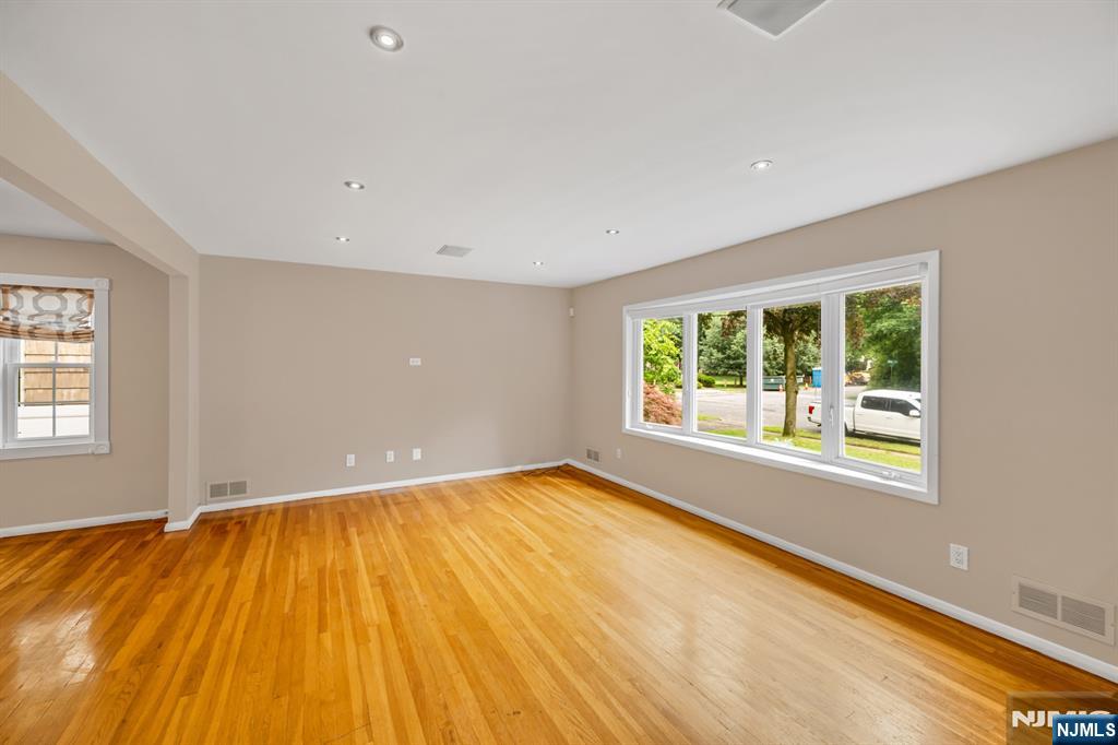45 Jay Drive Paramus, NJ 07652 - Photo 6 of 41