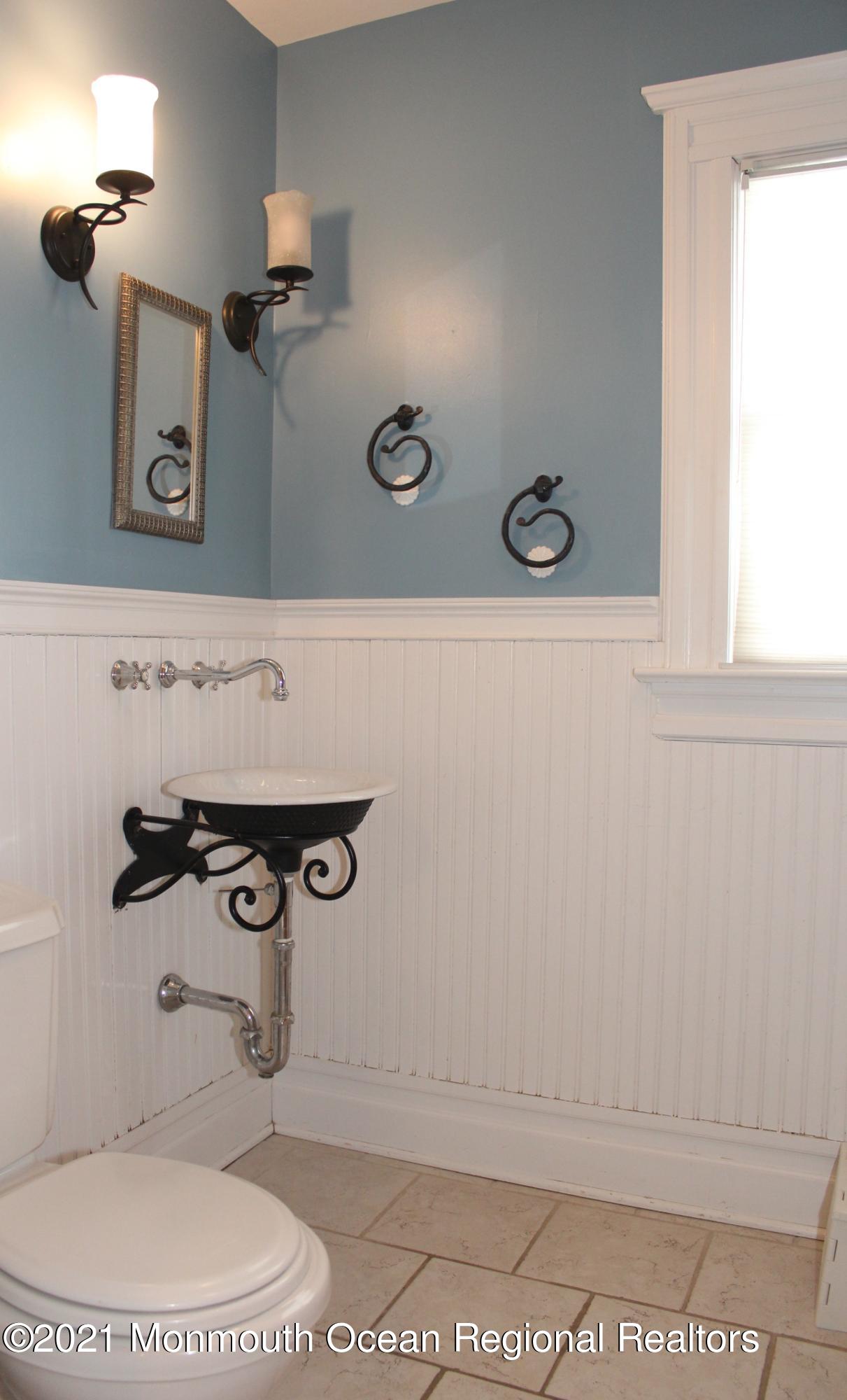 675 River Road Fair Haven, NJ 07704 - Photo 14 of 36 a bathroom with a toilet and a sink