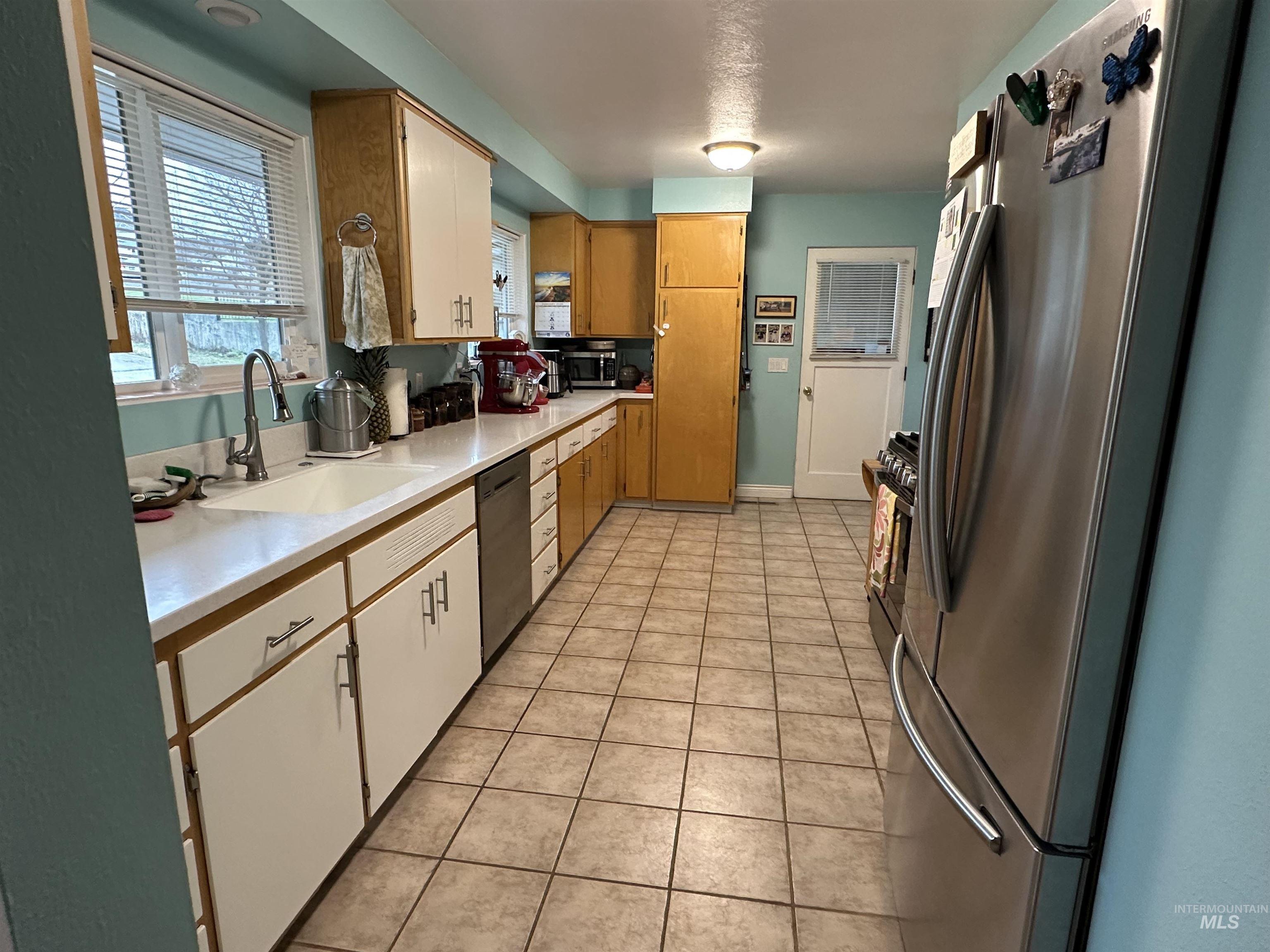 3214 Meadowlark Drive Lewiston, ID 83501 - Photo 4 of 25 Kitchen featuring appliances with stainless steel finishes and light tile patterned floors