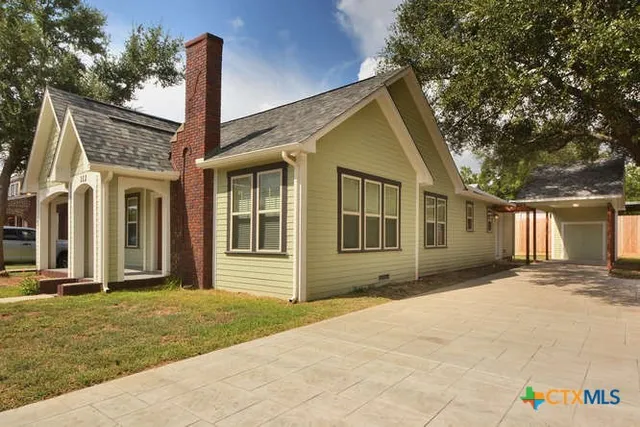 $1,750 | 112 South Cypress Avenue, Luling, TX 78648