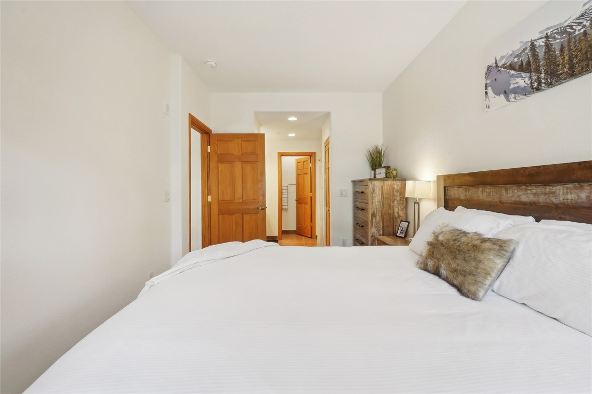 22714 Highway 6, Unit 5941 Keystone, CO 80435 - Photo 15 of 41 a bedroom with a large bed and a large mirror
