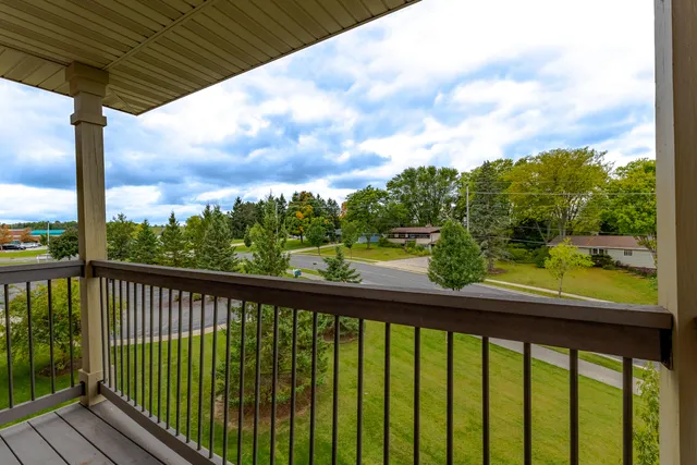 $279,000 | 230 Hilldale Drive, Unit 1307, Hartford, WI 53027