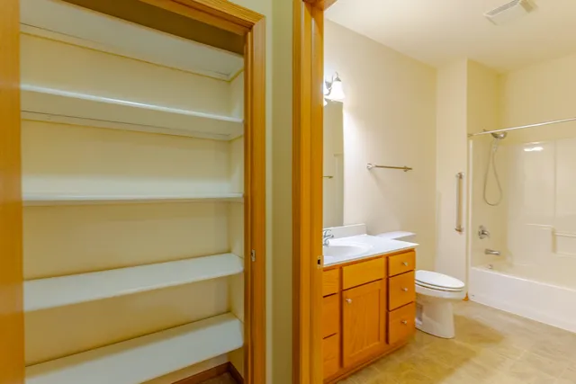 $279,000 | 230 Hilldale Drive, Unit 1307, Hartford, WI 53027