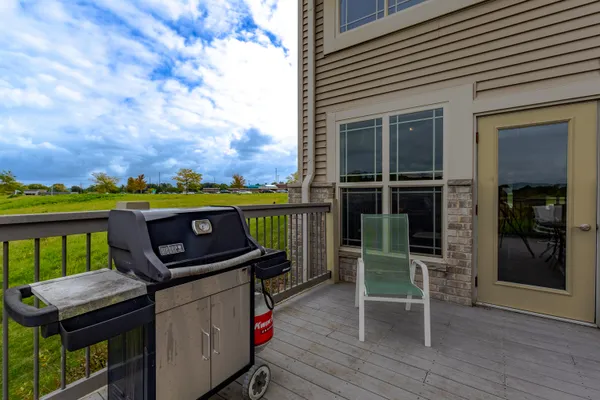 $279,000 | 230 Hilldale Drive, Unit 1307, Hartford, WI 53027