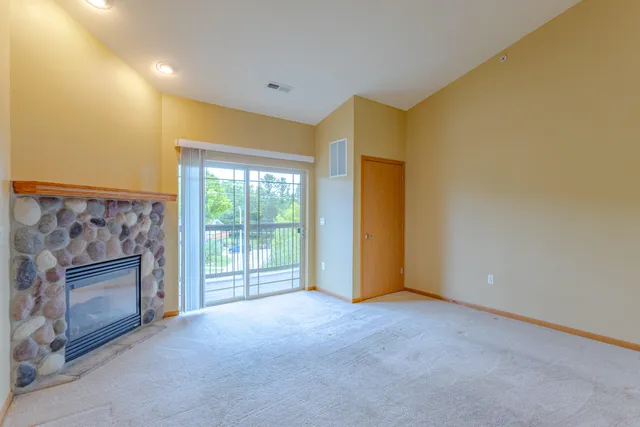 $279,000 | 230 Hilldale Drive, Unit 1307, Hartford, WI 53027